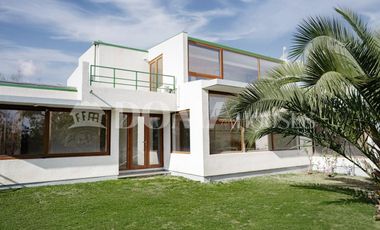 VENTA. Crédito directo. Hermosa casa moderna en parcela. 6D, 6B. Cancha de tenis.