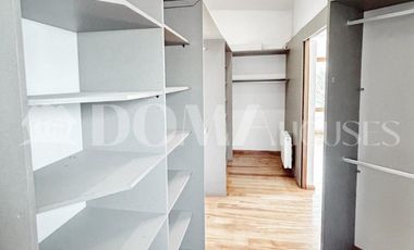 VENTA. Crédito directo. Hermosa casa moderna en parcela. 6D, 6B. Cancha de tenis.