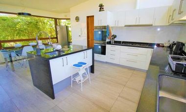 VENTA. Crédito directo. Hermosa casa moderna en parcela. 6D, 6B. Cancha de tenis.