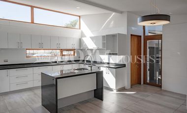 VENTA. Crédito directo. Hermosa casa moderna en parcela. 6D, 6B. Cancha de tenis.