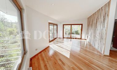 VENTA. Crédito directo. Hermosa casa moderna en parcela. 6D, 6B. Cancha de tenis.