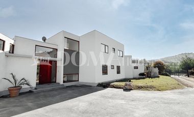 VENTA. Crédito directo. Hermosa casa moderna en parcela. 6D, 6B. Cancha de tenis.