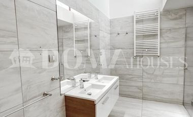 VENTA. Crédito directo. Hermosa casa moderna en parcela. 6D, 6B. Cancha de tenis.