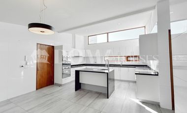 VENTA. Crédito directo. Hermosa casa moderna en parcela. 6D, 6B. Cancha de tenis.