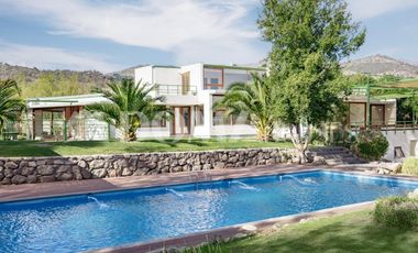 VENTA. Crédito directo. Hermosa casa moderna en parcela. 6D, 6B. Cancha de tenis.