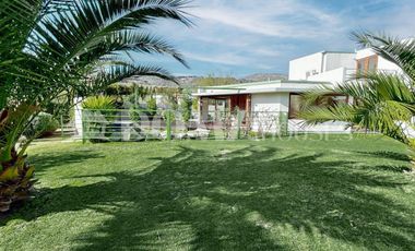 VENTA. Crédito directo. Hermosa casa moderna en parcela. 6D, 6B. Cancha de tenis.