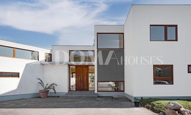 VENTA. Crédito directo. Hermosa casa moderna en parcela. 6D, 6B. Cancha de tenis.