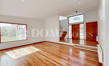 VENTA. Crédito directo. Hermosa casa moderna en parcela. 6D, 6B. Cancha de tenis.