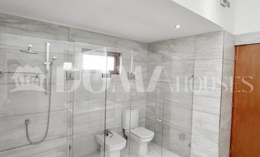 VENTA. Crédito directo. Hermosa casa moderna en parcela. 6D, 6B. Cancha de tenis.