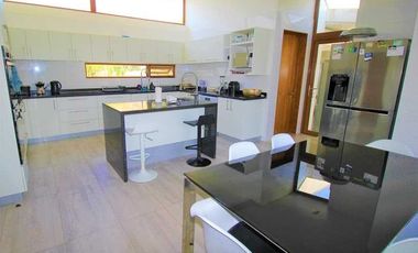 VENTA. Crédito directo. Hermosa casa moderna en parcela. 6D, 6B. Cancha de tenis.