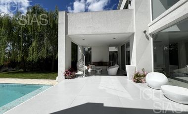 Casa en venta y alquiler al lago, El Golf, Nordelta