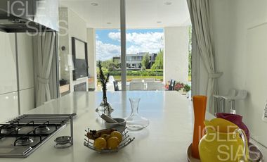 Casa en venta y alquiler al lago, El Golf, Nordelta