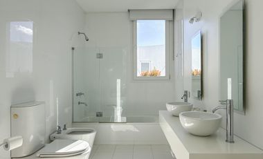 Casa en venta y alquiler al lago, El Golf, Nordelta