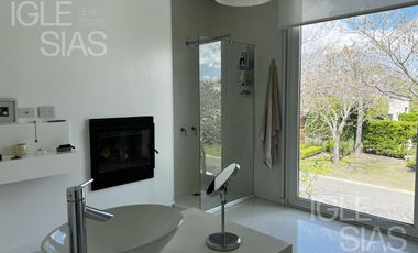 Casa en venta y alquiler al lago, El Golf, Nordelta