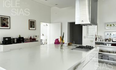 Casa en venta y alquiler al lago, El Golf, Nordelta