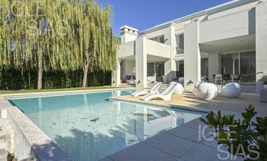 Casa en venta y alquiler al lago, El Golf, Nordelta