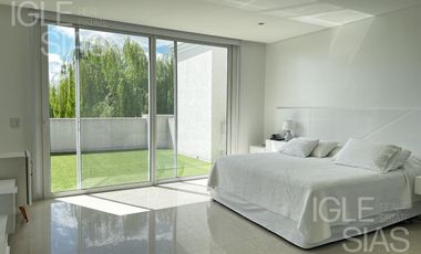 Casa en venta y alquiler al lago, El Golf, Nordelta