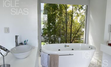 Casa en venta y alquiler al lago, El Golf, Nordelta