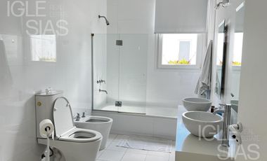 Casa en venta y alquiler al lago, El Golf, Nordelta