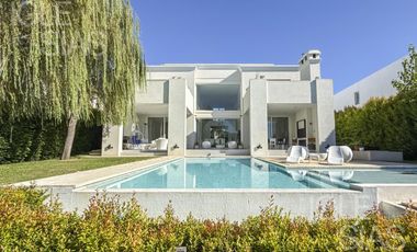 Casa en venta y alquiler al lago, El Golf, Nordelta