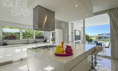 Casa en venta y alquiler al lago, El Golf, Nordelta