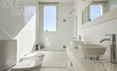 Casa en venta y alquiler al lago, El Golf, Nordelta