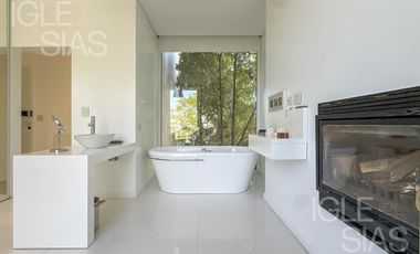 Casa en venta y alquiler al lago, El Golf, Nordelta