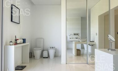 Casa en venta y alquiler al lago, El Golf, Nordelta