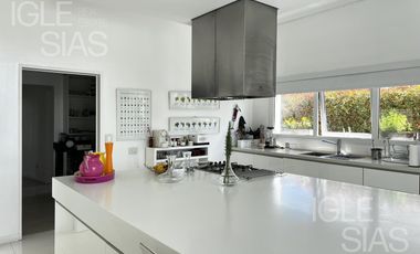 Casa en venta y alquiler al lago, El Golf, Nordelta