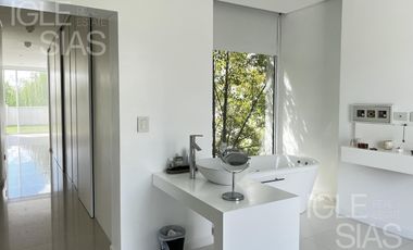 Casa en venta y alquiler al lago, El Golf, Nordelta