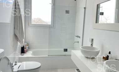 Casa en venta y alquiler al lago, El Golf, Nordelta