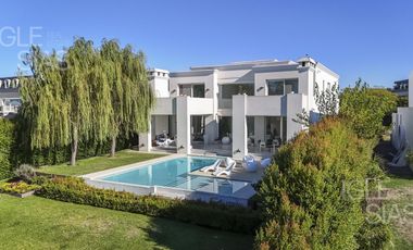 Casa en venta y alquiler al lago, El Golf, Nordelta