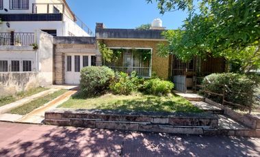 B° MAIPU ALQUILER: Casa de 2 Dor, con cochera y patio !