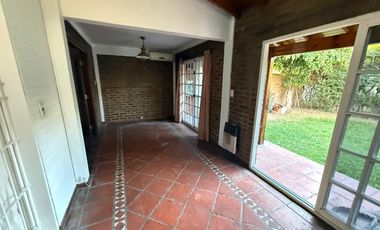 APTO CRÉDITO. CASA 6 AMBIENTES 3 DORMITORIOS, SALA DE VIDEO, JARDIN, GALERIA Y COCHERA DOBLE