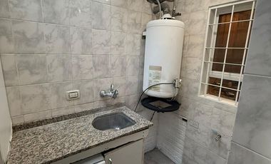 APTO CRÉDITO. CASA 6 AMBIENTES 3 DORMITORIOS, SALA DE VIDEO, JARDIN, GALERIA Y COCHERA DOBLE