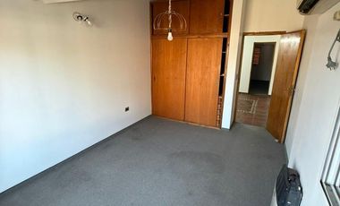 APTO CRÉDITO. CASA 6 AMBIENTES 3 DORMITORIOS, SALA DE VIDEO, JARDIN, GALERIA Y COCHERA DOBLE