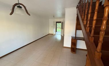 APTO CRÉDITO. CASA 6 AMBIENTES 3 DORMITORIOS, SALA DE VIDEO, JARDIN, GALERIA Y COCHERA DOBLE