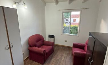 APTO CRÉDITO. CASA 6 AMBIENTES 3 DORMITORIOS, SALA DE VIDEO, JARDIN, GALERIA Y COCHERA DOBLE