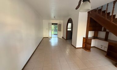 APTO CRÉDITO. CASA 6 AMBIENTES 3 DORMITORIOS, SALA DE VIDEO, JARDIN, GALERIA Y COCHERA DOBLE