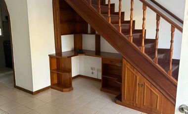 APTO CRÉDITO. CASA 6 AMBIENTES 3 DORMITORIOS, SALA DE VIDEO, JARDIN, GALERIA Y COCHERA DOBLE