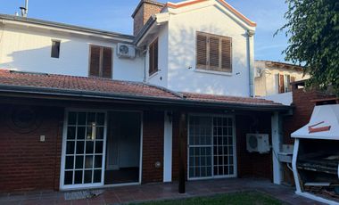 APTO CRÉDITO. CASA 6 AMBIENTES 3 DORMITORIOS, SALA DE VIDEO, JARDIN, GALERIA Y COCHERA DOBLE