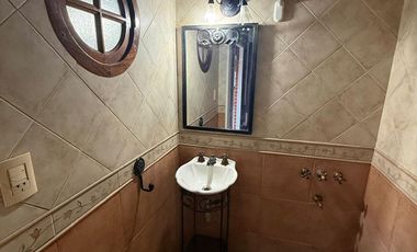 APTO CRÉDITO. CASA 6 AMBIENTES 3 DORMITORIOS, SALA DE VIDEO, JARDIN, GALERIA Y COCHERA DOBLE