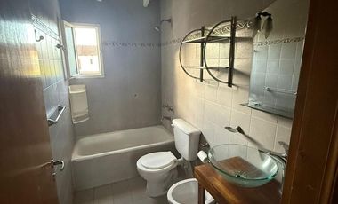 APTO CRÉDITO. CASA 6 AMBIENTES 3 DORMITORIOS, SALA DE VIDEO, JARDIN, GALERIA Y COCHERA DOBLE