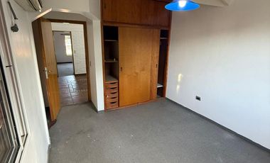 APTO CRÉDITO. CASA 6 AMBIENTES 3 DORMITORIOS, SALA DE VIDEO, JARDIN, GALERIA Y COCHERA DOBLE