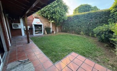 APTO CRÉDITO. CASA 6 AMBIENTES 3 DORMITORIOS, SALA DE VIDEO, JARDIN, GALERIA Y COCHERA DOBLE