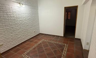 APTO CRÉDITO. CASA 6 AMBIENTES 3 DORMITORIOS, SALA DE VIDEO, JARDIN, GALERIA Y COCHERA DOBLE