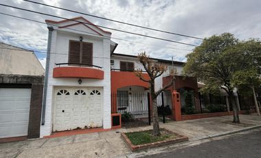 APTO CRÉDITO. CASA 6 AMBIENTES 3 DORMITORIOS, SALA DE VIDEO, JARDIN, GALERIA Y COCHERA DOBLE