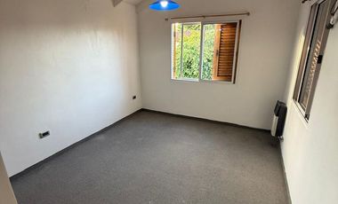 APTO CRÉDITO. CASA 6 AMBIENTES 3 DORMITORIOS, SALA DE VIDEO, JARDIN, GALERIA Y COCHERA DOBLE