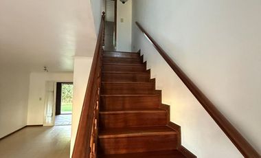 APTO CRÉDITO. CASA 6 AMBIENTES 3 DORMITORIOS, SALA DE VIDEO, JARDIN, GALERIA Y COCHERA DOBLE