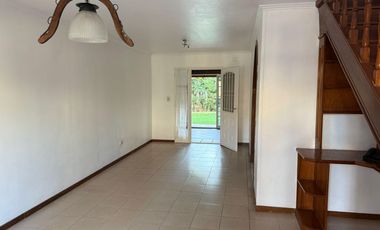 APTO CRÉDITO. CASA 6 AMBIENTES 3 DORMITORIOS, SALA DE VIDEO, JARDIN, GALERIA Y COCHERA DOBLE